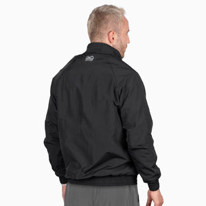 Gefertigt aus leichtem Performance-Material, eignet sich die Phantom Athletics DMC Trainingsjacke ideal für intensives Kampfsporttraining und Freizeitaktivitäten.