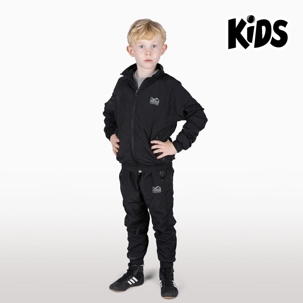Der Kids Tracksuit DMC Black von Phantom Athletics ist die perfekte Kombination aus Trainingsjacke und Hose für junge Kämpfer. Mit sportlichem Design, bequemer Passform und strapazierfähigem Material eignet er sich ideal für Aufwärmen, Training und Freizeit im typischen Phantom-Stil.