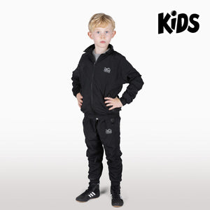 Der Kids Tracksuit DMC Black von Phantom Athletics ist die perfekte Kombination aus Trainingsjacke und Hose für junge Kämpfer. Mit sportlichem Design, bequemer Passform und strapazierfähigem Material eignet er sich ideal für Aufwärmen, Training und Freizeit im typischen Phantom-Stil.