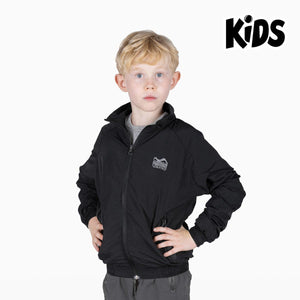 Die Kinder Trainingsjacke DMC von Phantom Athletics ist perfekt für junge Kampfsportfans – mit sportlichem Look, leichter Passform und hoher Bewegungsfreiheit. Ideal für Aufwärmtraining, den Weg ins Gym oder die Freizeit – bequem, robust und im stilvollen Phantom Design.