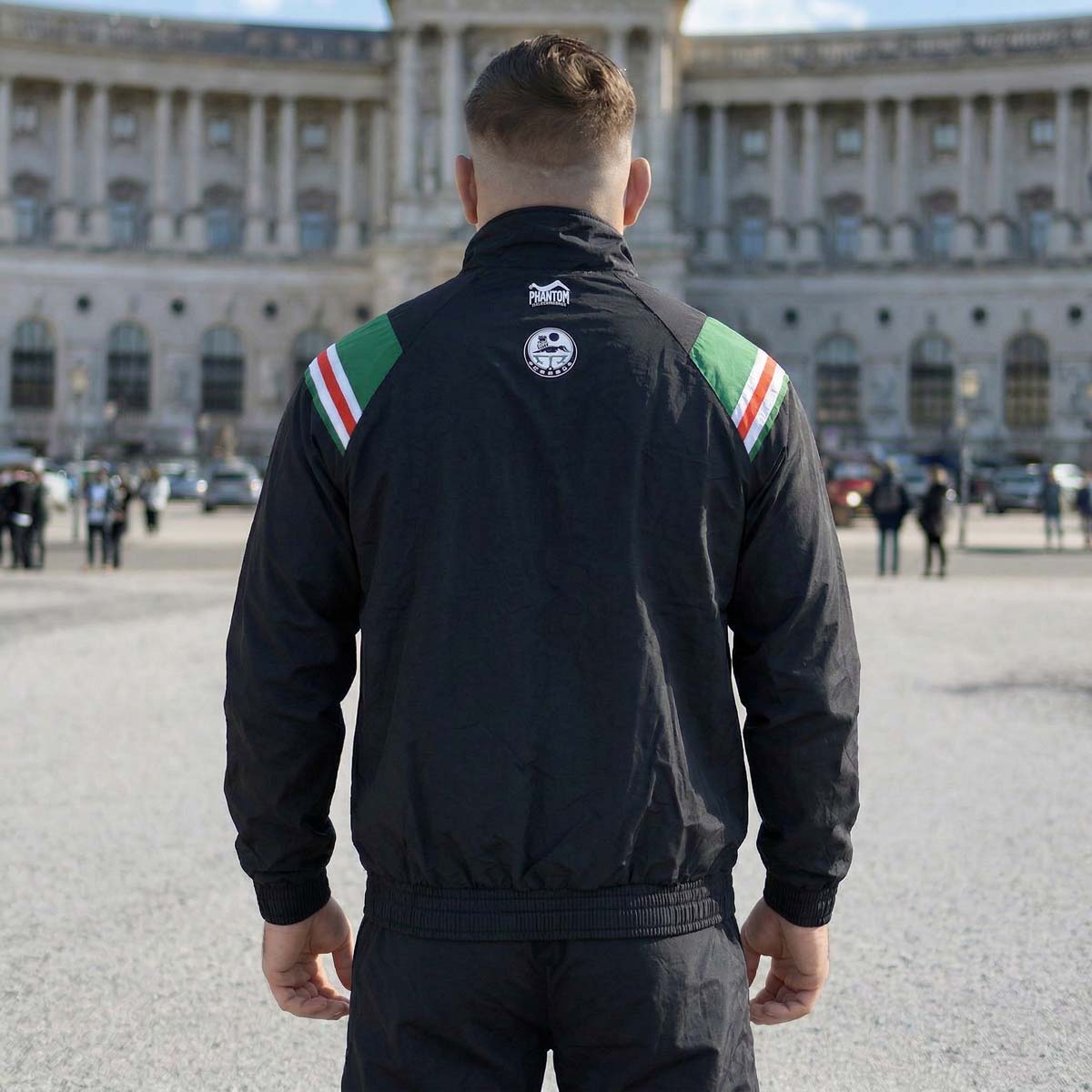 Die Phantom Athletics Track Jacket DMC Team Chechnya in Schwarz-Grün kombiniert sportlichen Style mit funktionaler Performance für dein Kampfsport-Training. Das leichte, atmungsaktive Material und der bequeme Schnitt machen sie ideal für MMA, Boxen, Warm-up und intensive Workouts im Gym.