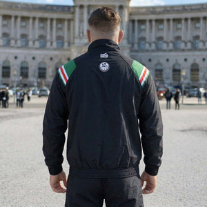 Die Phantom Athletics Track Jacket DMC Team Chechnya in Schwarz-Grün kombiniert sportlichen Style mit funktionaler Performance für dein Kampfsport-Training. Das leichte, atmungsaktive Material und der bequeme Schnitt machen sie ideal für MMA, Boxen, Warm-up und intensive Workouts im Gym.