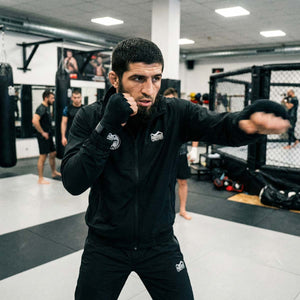 Performance-orientierte Phantom Athletics Kampfsport-Track Jacket im Team Chechnya Black Design mit lockerem Schnitt und reflektierenden Logos für Training, Gym-Sessions und sportlichen Alltag.