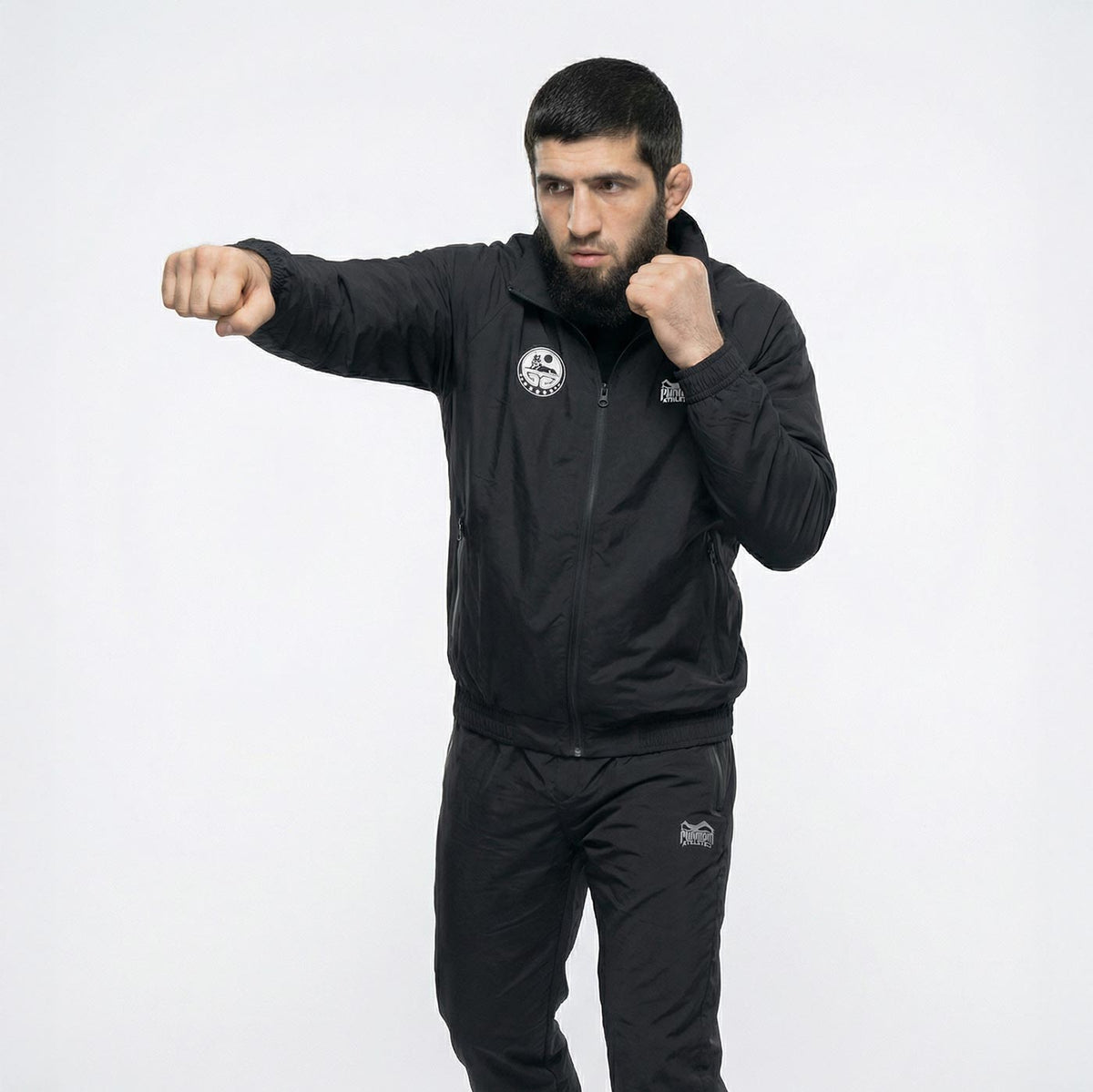 Funktionelle Phantom Athletics Trainingsjacke DMC Team Chechnya Schwarz mit praktischen Taschen, Stehkragen und schweißableitendem Material für optimale Bewegungsfreiheit im Training.
