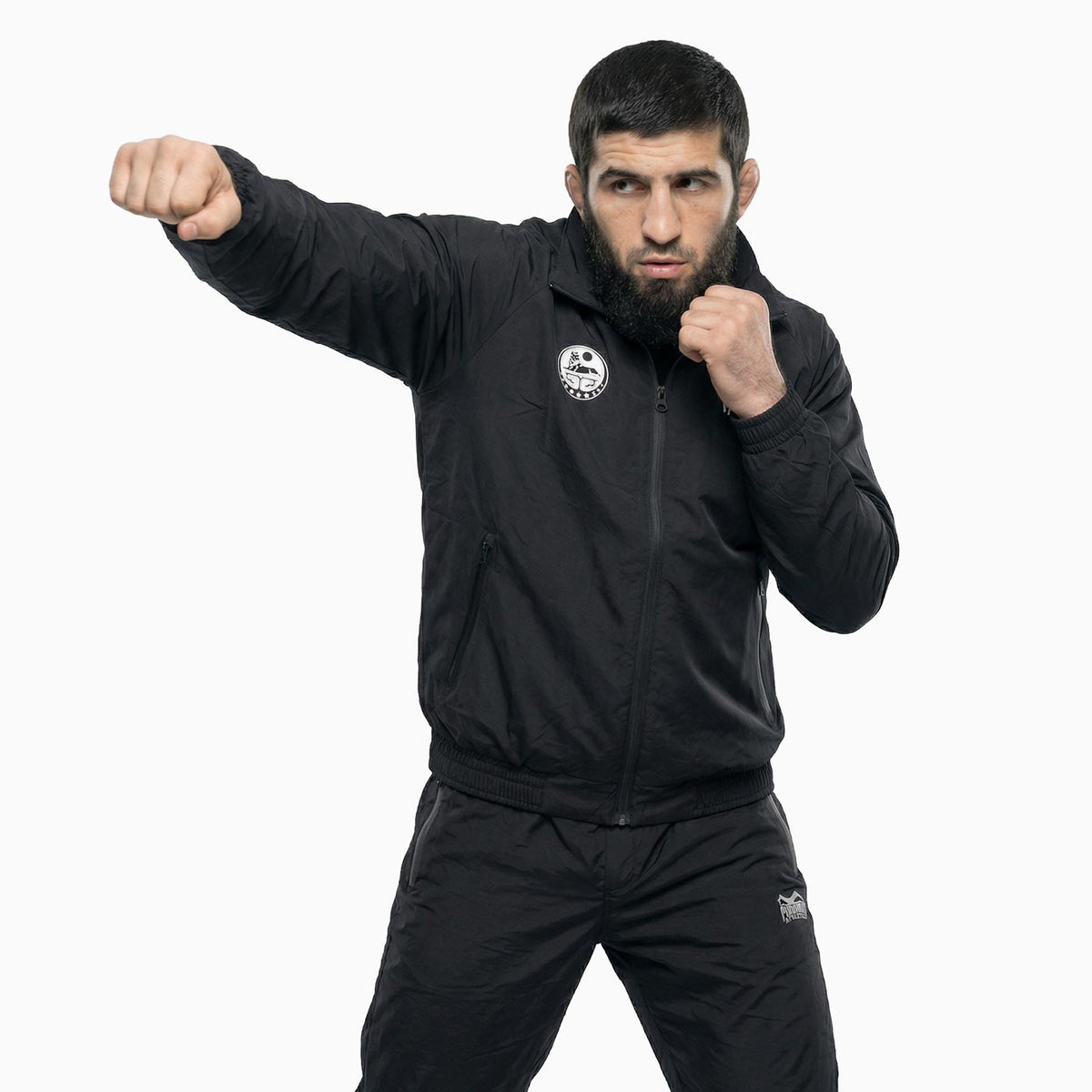 Premium Phantom Athletics Track Jacket Team Chechnya mit strapazierfähigem Polyester-Material und Retro-Sportlook, entwickelt für Athleten im MMA, Muay Thai, Grappling und intensiven Workouts.