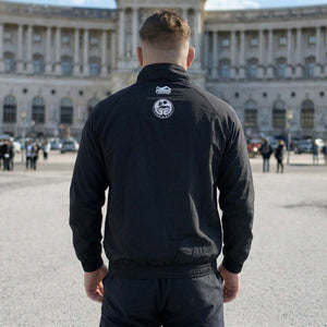 Die Phantom Athletics Track Jacket DMC Team Chechnya in Schwarz ist eine hochwertige Trainingsjacke für intensiven Kampfsport wie MMA, Boxen, Kickboxen und Muay Thai. Das leichte, atmungsaktive Performance-Material sorgt für optimalen Komfort und maximale Bewegungsfreiheit beim Training und Sparring.