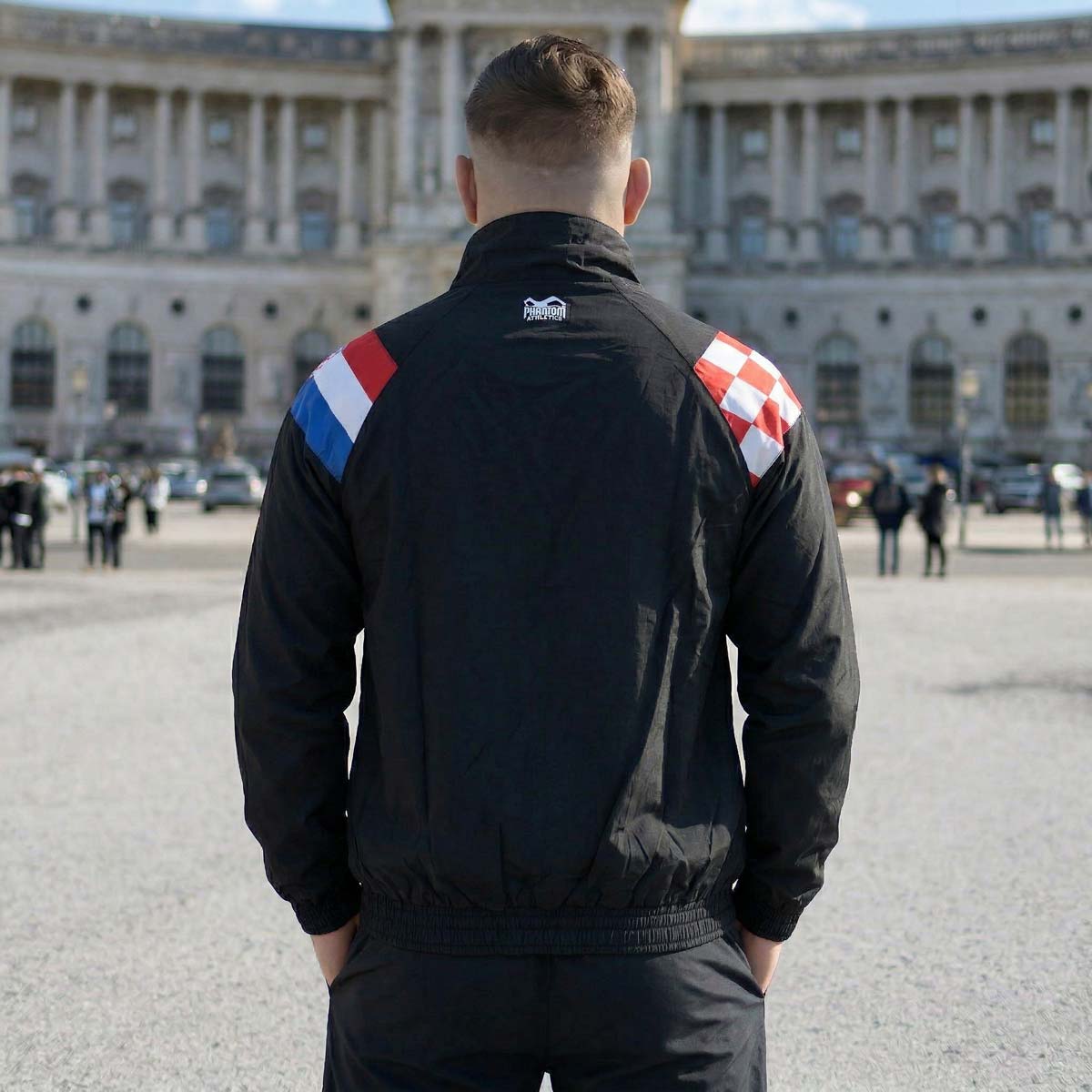 Die Phantom Athletics Track Jacket DMC Team Croatia in Schwarz kombiniert sportlichen Retro-Style mit moderner Performance für intensives Kampfsport-Training wie MMA, Boxen und Muay Thai. Das leichte, atmungsaktive Material mit Mesh-Innenfutter sorgt für optimalen Komfort und maximale Bewegungsfreiheit beim Warm-up und Sparring.