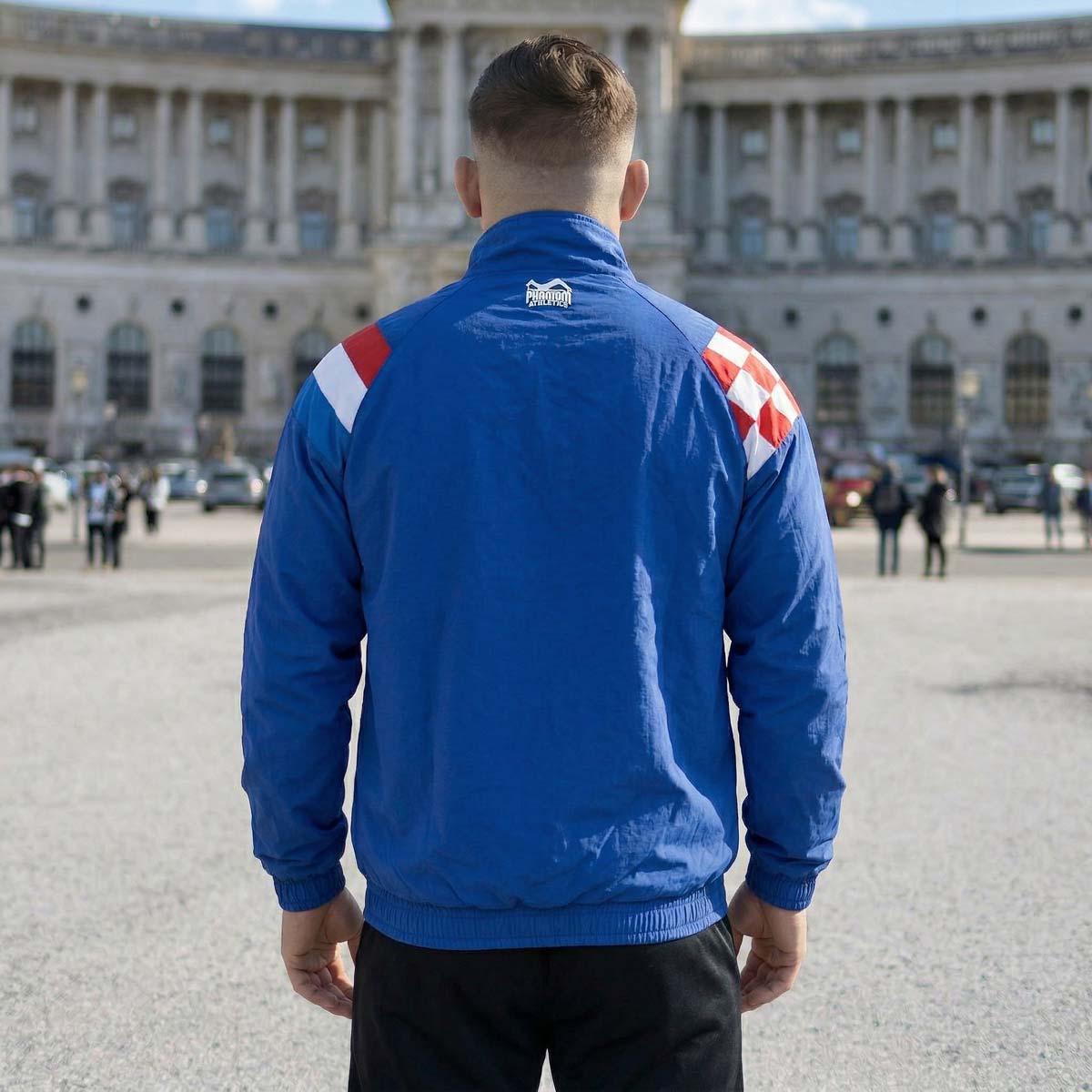 Die Phantom Athletics Track Jacket DMC Team Croatia in Blau kombiniert sportlichen Retro-Style mit moderner Performance für intensives Kampfsport-Training wie MMA, Boxen und Muay Thai. Das leichte, atmungsaktive Material mit Mesh-Innenfutter sorgt für optimalen Komfort und maximale Bewegungsfreiheit beim Warm-up und Sparring.