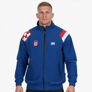 Hochwertige Phantom Athletics Trainingsjacke DMC Team Croatia Blue in kräftigem Blau mit Rot‑Weiß‑Akzenten – funktionale Performance‑Jacke für MMA, Boxen und Grappling.