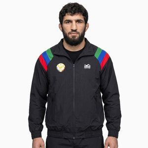 Die Phantom Athletics Track Jacket DMC Team Dagestan kombiniert klassischen Retro-Style mit moderner Performance für dein Kampfsport-Training. Das leichte, atmungsaktive Material und das Mesh-Innenfutter sorgen für optimalen Komfort bei MMA, Boxen und funktionellen Workouts.