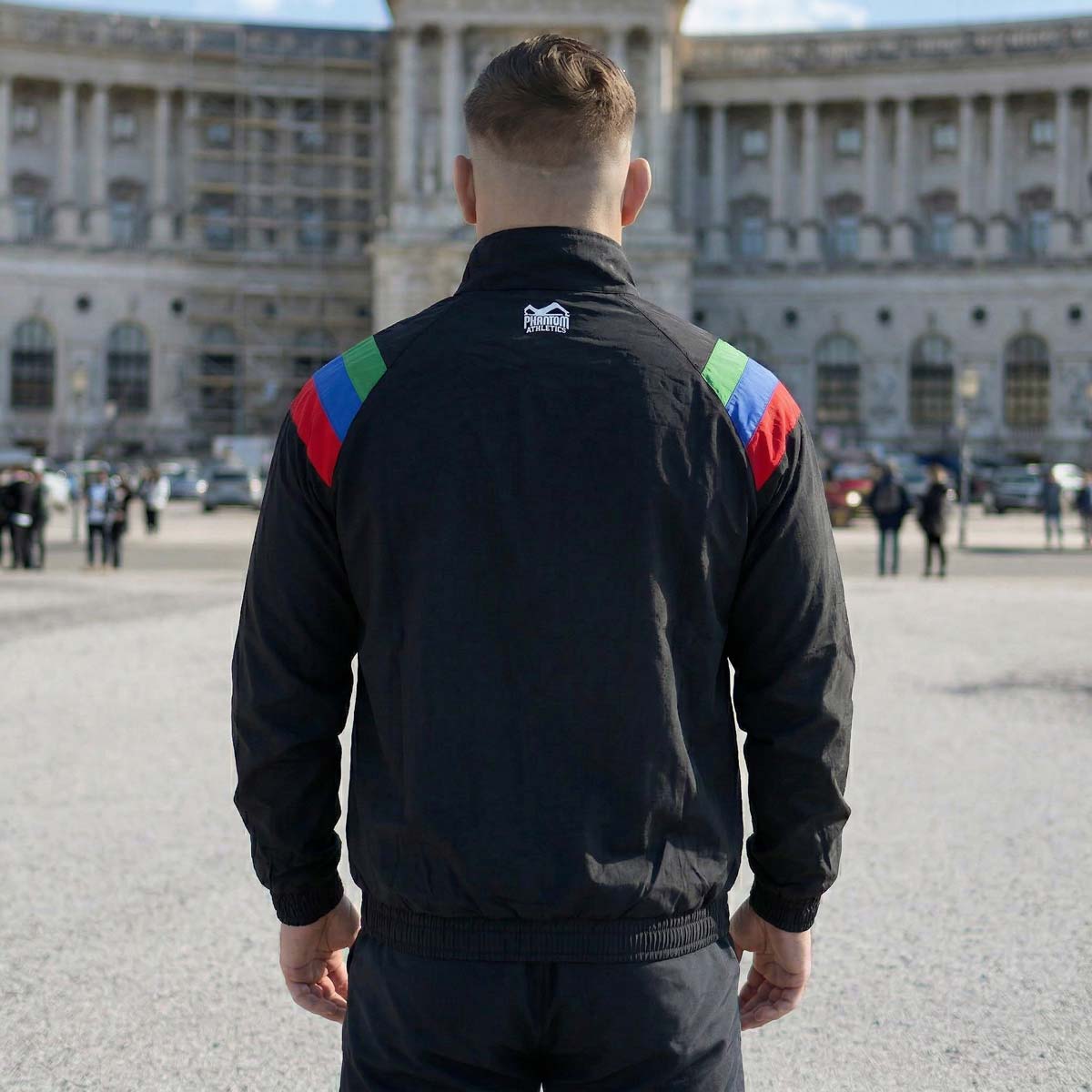 Die Phantom Athletics Trainingsjacke DMC Team Dagestan bietet maximale Bewegungsfreiheit für Warm-ups, Sparring und intensive Einheiten im Gym. Der lockere Schnitt, elastische Bündchen und hochwertige Verarbeitung machen sie zur idealen Wahl für ambitionierte Kampfsportler.