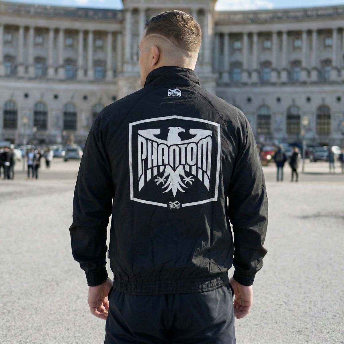 Die Phantom Athletics Trainingsjacke DMC German Eagle kombiniert markantes Design mit hochwertiger Performance für intensives Kampfsport-Training wie MMA, Boxen und Kickboxen. Das leichte, atmungsaktive Material mit Mesh-Innenfutter sorgt für optimalen Komfort und maximale Bewegungsfreiheit beim Sparring und Warm-up.