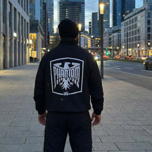 Diese hochwertige Trainingsjacke von Phantom Athletics überzeugt durch ihren lockeren Schnitt und funktionale Details wie elastische Bündchen und stabile Reißverschlüsse für dynamische Einheiten im Muay Thai und Grappling. Perfekt für Training, Gym und Kampfsport-Alltag, vereint sie Qualität, Stil und Performance auf höchstem Niveau.
