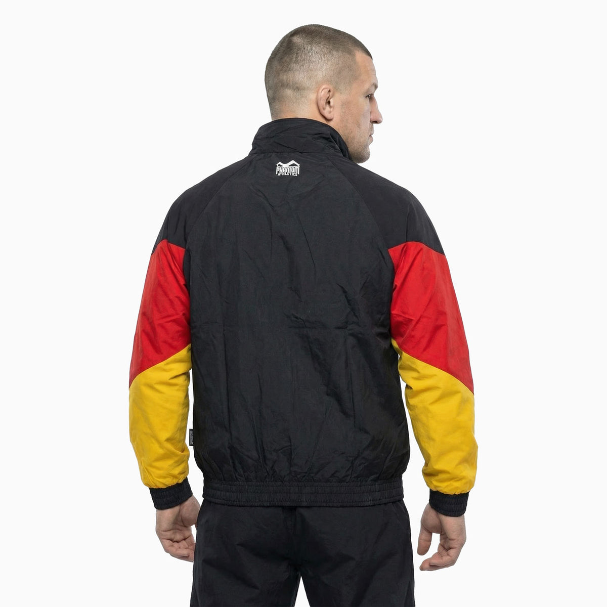 Phantom Athletics DMC Team Germany Trackjacket, ideal für Warm‑up‑Runden, Stretching oder Trainingseinheiten im Kampfsportbereich. Robuste Verarbeitung und sportlicher Schnitt sorgen für langlebigen Komfort und eine professionelle Optik.