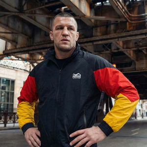 Premium Trackjacket DMC Team Germany von Phantom Athletics mit markantem Design und funktionaler Passform. Perfekt für Aufwärm‑Sessions, Techniktraining und Training im Gym, kombiniert sie Performance mit einem starken deutschen Kampfsport‑Style.