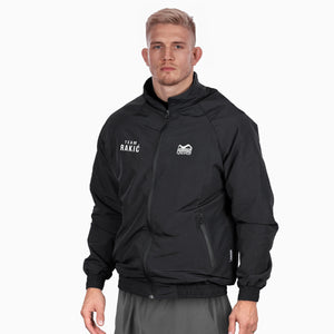 Hochwertige Track Jacket DMC Team Rakic von Phantom Athletics, getragen vom UFC-Fighter Aleks Rakic. Speziell entwickelt für ambitionierte Kampfsportler, mit robuster Verarbeitung und sportlichem Look.