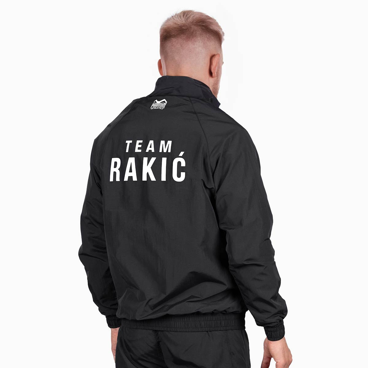 Phantom Athletics Track Jacket DMC Team Rakic, die offizielle Jacke des UFC-Fighters Aleks Rakic. Perfekt für Kampfsportler und Fans, mit hochwertigem Material und modernem Design für Training und Freizeit.