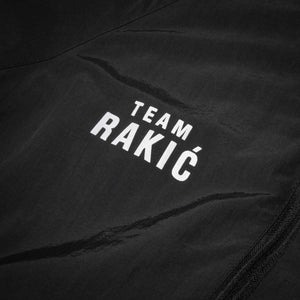 Die Phantom Athletics Track Jacket DMC – Team Rakic wurde in Zusammenarbeit mit UFC-Kämpfer Aleksandar Rakić entwickelt und steht für Höchstleistung im Kampfsport. Die funktionelle Sportjacke ist ideal für Aufwärmphasen, Trainingseinheiten und stylische Gym-Wear.