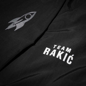Mit der DMC Team Rakic Track Jacket setzt Phantom Athletics auf hochwertige Verarbeitung und sportliche Eleganz. Die Jacke eignet sich optimal für dein Warm-up, das Training im Gym oder als stylische Freizeitbekleidung mit Kämpfermentalität.