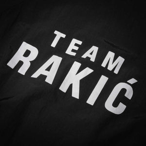 Ob beim MMA-Workout, auf dem Weg zum Training oder beim Coaching – diese Phantom Track Jacket bietet dir Komfort, Funktion und Stil. Das Logo von Team Rakic macht sie zu einem Must-have für echte Kampfsport-Enthusiasten.