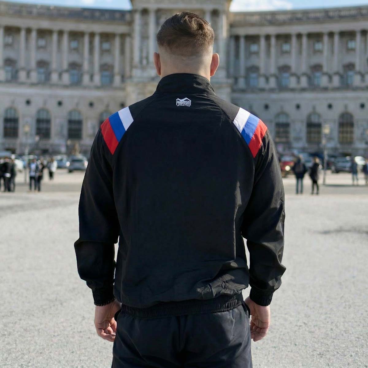 Die Phantom Athletics Track Jacket DMC Team Russland kombiniert sportlichen Style mit funktionaler Performance für dein Kampfsport-Training. Das leichte, atmungsaktive Material sorgt für optimalen Komfort bei MMA, Boxen und intensiven Workouts im Gym.