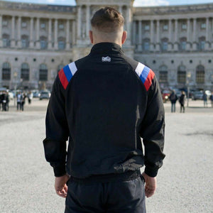 Die Phantom Athletics Track Jacket DMC Team Russland kombiniert sportlichen Style mit funktionaler Performance für dein Kampfsport-Training. Das leichte, atmungsaktive Material sorgt für optimalen Komfort bei MMA, Boxen und intensiven Workouts im Gym.