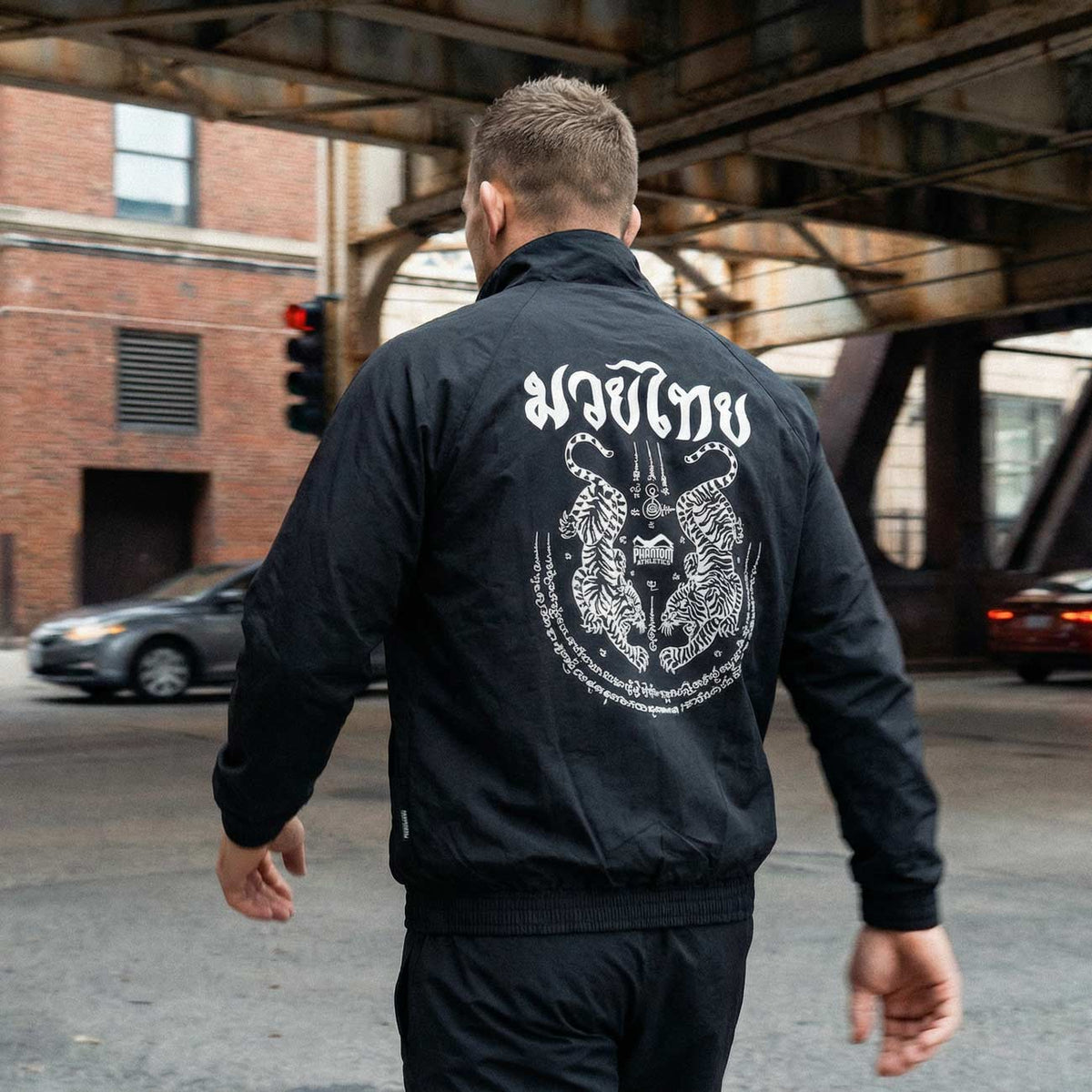 Premium Kampfsport‑Trainingsjacke Phantom Athletics DMC, inspiriert von Muay Thai und Sak Yant‑Kunst, für Training, Warm‑up und Freizeit im Fitness‑ oder Kampfsportstudio. Hochwertige Verarbeitung und modernes Design vereinen Stil und Funktion.