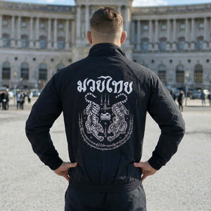 Die Phantom Athletics Trainingsjacke DMC Muay Thai Sak Yant kombiniert traditionellen Muay Thai Style mit moderner Performance für intensives Kampfsport-Training. Das leichte, atmungsaktive Material sorgt für optimalen Komfort bei MMA, Kickboxen und Sparring und unterstützt maximale Bewegungsfreiheit.