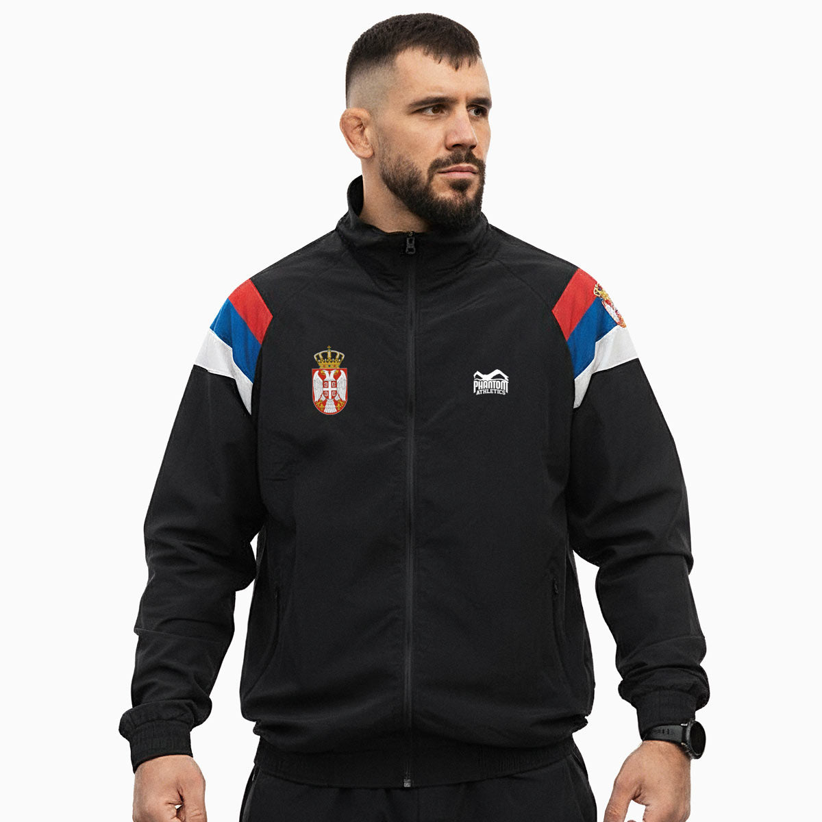 Hochwertige Phantom Athletics Trainingsjacke DMC Team Serbia in Schwarz mit Rot‑Blau‑Weißen Akzenten – ideal für MMA, Boxen, Muay Thai und den kampfsportlichen Lifestyle.