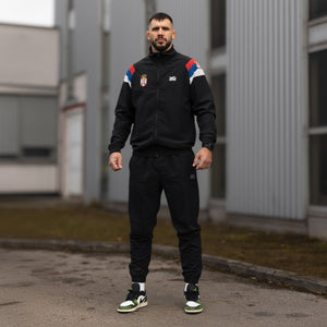Phantom Athletics Track Jacket DMC Team Serbia – atmungsaktives Performance‑Material mit Mesh‑Innenfutter, elastischer Bund und Reflektionsdetails für Training, Warmer‑Up und Freizeit.