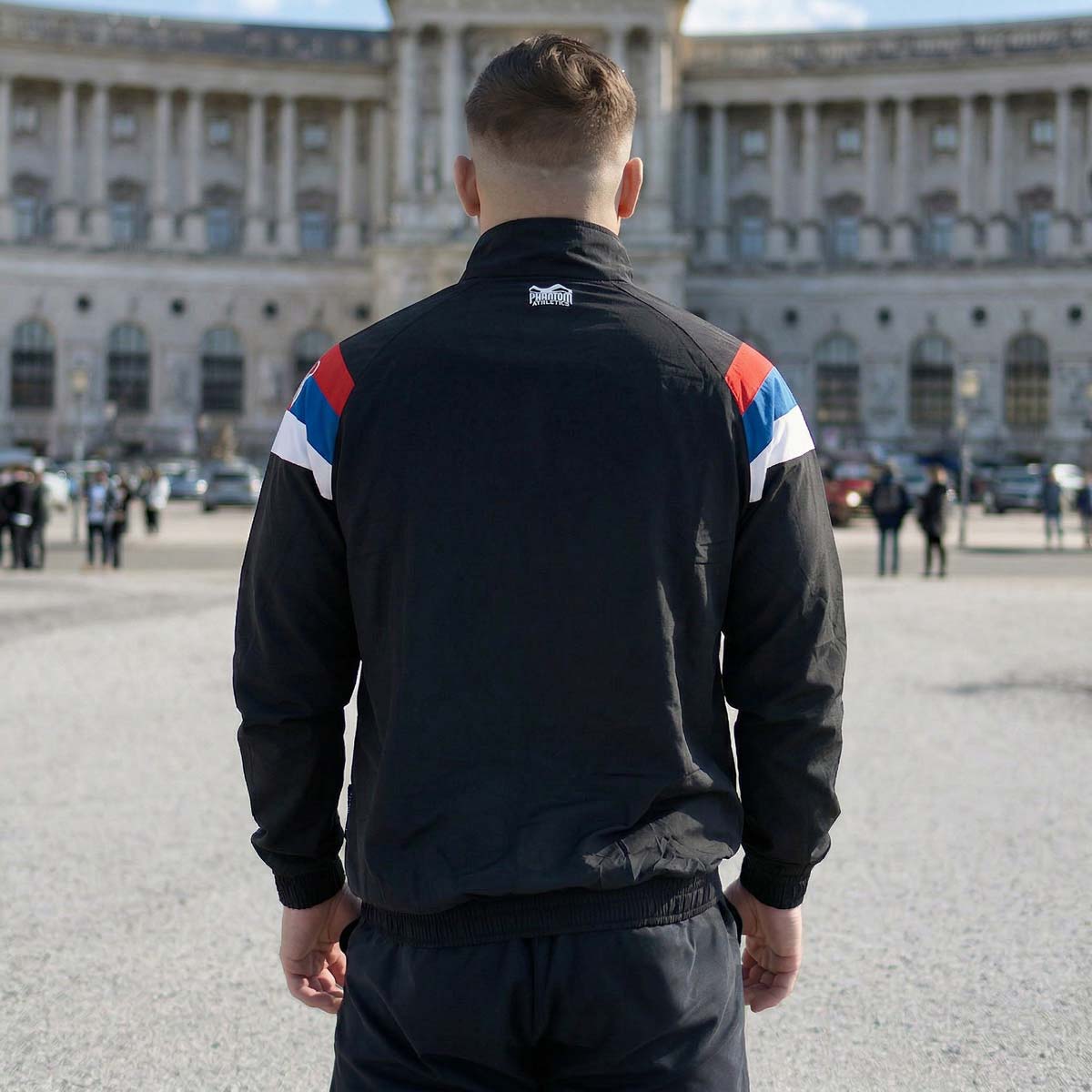 Die Phantom Athletics Track Jacket DMC Team Serbia in Schwarz kombiniert klassischen Retro-Style mit moderner Performance für intensives Kampfsport-Training wie MMA, Boxen und Muay Thai. Das leichte, atmungsaktive Material mit Mesh-Innenfutter sorgt für optimalen Komfort und maximale Bewegungsfreiheit beim Warm-up und Sparring.