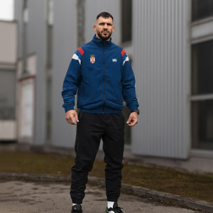 Phantom Athletics Track Jacket „DMC Team Serbia“ – lockerer Schnitt, elastischer Bund und reflektierende Logos für warm‑ups, Gym‑Sessions und Freizeit im Kampfsport‑Lifestyle.