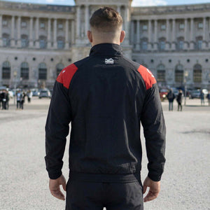 Die Phantom Athletics Track Jacket DMC Team Turkey kombiniert klassischen Retro-Style mit moderner Performance für intensives Kampfsport-Training wie MMA, Boxen und Muay Thai. Das leichte, atmungsaktive Material mit Mesh-Innenfutter sorgt für optimalen Komfort und maximale Bewegungsfreiheit beim Warm-up und Sparring.