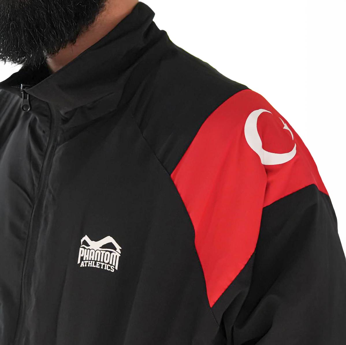 Leichte Phantom Athletics DMC Trainingsjacke im Team Turkey Design in Schwarz mit Retro-Style für MMA-Training, Warm-ups und sportliche Freizeit-Outfits, gefertigt aus atmungsaktivem Performance-Material mit Mesh-Futter für optimalen Tragekomfort. Der lockere Schnitt bietet volle Bewegungsfreiheit beim Training im Boxen, Kickboxen oder Jiu-Jitsu und sorgt für trockene Sessions dank effektiver Schweißableitung. Diese Premium-Sportjacke steht für Qualität und Funktion für ambitionierte Kampfsportler.