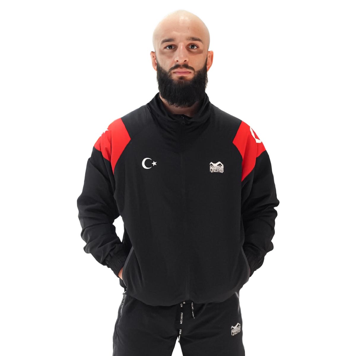 Hochwertige Phantom Athletics Trainingsjacke DMC Team Turkey mit elastischem Bund und reflektierenden Details, ideal für dein Aufwärm- und Techniktraining im MMA, Muay Thai oder Grappling. Das leichte Material und der bequeme Schnitt machen sie zur perfekten Begleitung im Gym oder beim Outdoor-Training und unterstützen dich bei jedem Drill. Diese Premium-Jacke vereint Stil, Komfort und Performance für ernsthafte Kampfsport-Athleten.