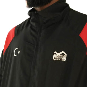 Premium Kampfsport Trainingsjacke im stylischen Team Turkey Look, entwickelt von Phantom Athletics für vielseitige Trainingseinheiten im Boxen, MMA und Kickboxen sowie als sportliches Freizeit-Outfit. Die atmungsaktive Jacke mit Mesh-Innenfutter leitet Schweiß ab und sorgt für ein angenehmes Körperklima auch bei intensiven Sessions. Robuste Verarbeitung und funktionelles Design unterstreichen den hochwertigen Anspruch der Marke.