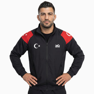 Leichte Trainingsjacke mit lockerem Schnitt und elastischen Bündchen, die maximale Bewegungsfreiheit beim Sparring und Warm‑up bietet.