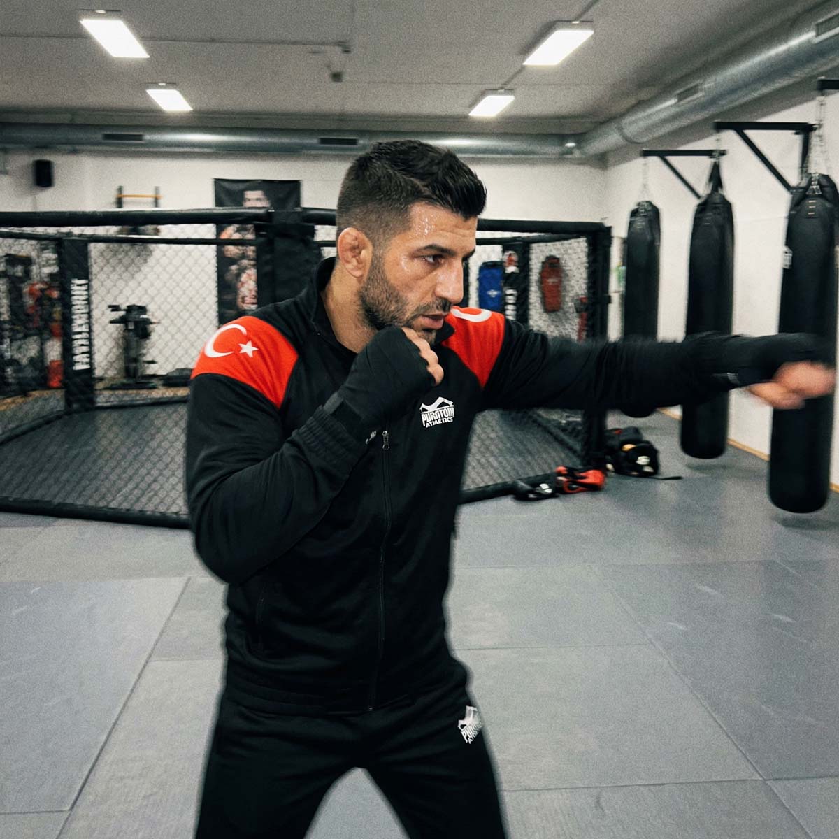 Stylishe Phantom Athletics Track Jacket im Team Turkey Design, perfekt für Jiu‑Jitsu, Kickboxen oder sportliche Freizeit‑Looks.