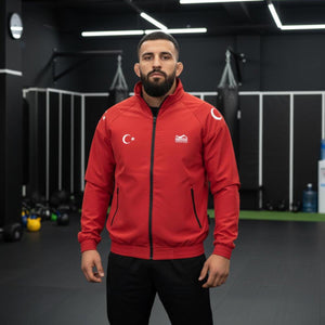 Premium Trainingsjacke „DMC Team Turkey Red“ von Phantom Athletics – sorgfältig verarbeitet, mit elastischem Bund und Markenqualität für ambitionierte Kampfsportler.