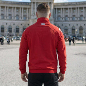 Die Phantom Athletics Track Jacket DMC Team Turkey in Rot kombiniert klassischen Retro-Style mit moderner Performance für intensives Kampfsport-Training wie MMA, Boxen und Muay Thai. Das leichte, atmungsaktive Material mit Mesh-Innenfutter sorgt für optimalen Komfort und maximale Bewegungsfreiheit beim Warm-up und Sparring.