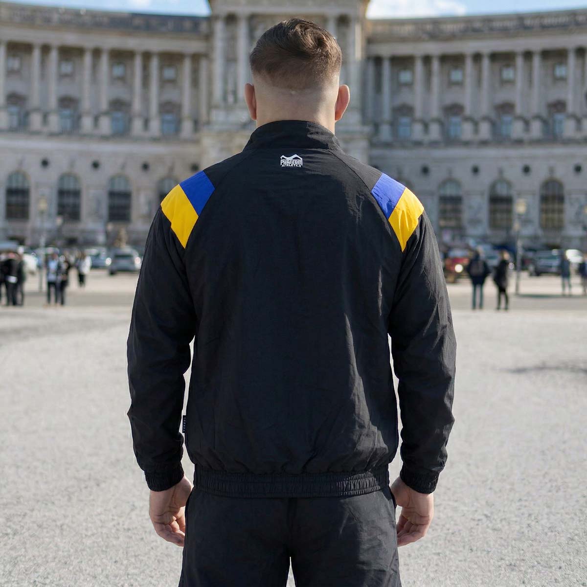 Die Phantom Athletics Track Jacket DMC Team Ukraine kombiniert sportlichen Style mit funktionaler Performance für dein Kampfsport-Training. Das leichte, atmungsaktive Material sorgt für optimalen Komfort bei MMA, Boxen und intensiven Workouts im Gym.