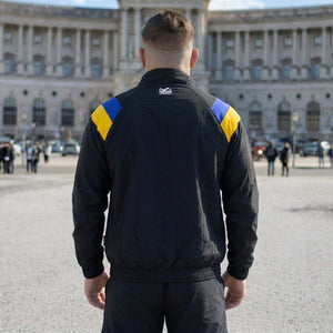 Die Phantom Athletics Track Jacket DMC Team Ukraine kombiniert sportlichen Style mit funktionaler Performance für dein Kampfsport-Training. Das leichte, atmungsaktive Material sorgt für optimalen Komfort bei MMA, Boxen und intensiven Workouts im Gym.