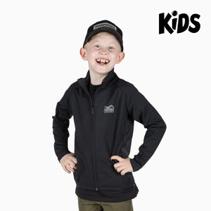 Die Phantom Athletics Kinder-Trainingsjacke „Shadow“ kombiniert sportlichen Look mit funktionalem Komfort – ideal für junge Kampfsportler beim Aufwärmen, Training oder in der Freizeit. Robustes Material sorgt für lange Haltbarkeit und Bewegungsfreiheit.