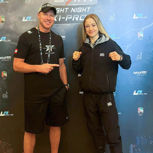 Dieser DMC Tracksuit eignet sich hervorragend für Kampfsportarten wie Boxen, Ringen und Muay Thai. Die robuste Verarbeitung und das funktionale Design bieten Ringsportlern und MMA-Athleten optimalen Schutz und Bewegungsfreiheit im Training und Wettkampf. Muay Thai Weltmeisterin Stella Hemetsberger mit dem Phantom DMC Tracksuit.