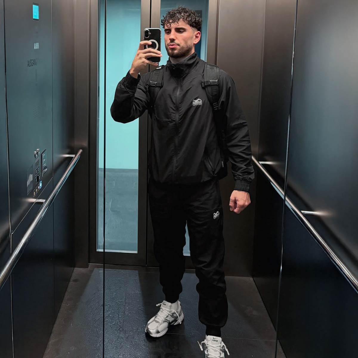 Hochwertige Phantom Athletics Track Pants DMC in klassischem Schwarz, ideal für Warm‑ups, Cool‑Downs und Training im MMA, Boxen oder Kickboxen mit komfortablem, atmungsaktivem Material für bewegungsreiche Sessions. Die sportliche Passform und elastische Bündchen sorgen für sicheren Sitz bei Technik‑, Kraft‑ und Sparring‑Einheiten im Gym. Ein Premium‑Trainingsteil für ambitionierte Kampfsportler.