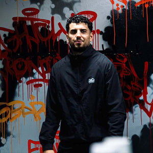 Funktioneller Tracksuit DMC Black von Phantom Athletics für intensives Aufwärmen und Training im MMA, Boxen oder Kickboxen, mit elastischem Bund und sicherem Sitz bei jeder Bewegung. Der sportive Look und die hochwertige Materialqualität machen ihn zum unverzichtbaren Begleiter für ambitionierte Kampfsport‑Athleten.