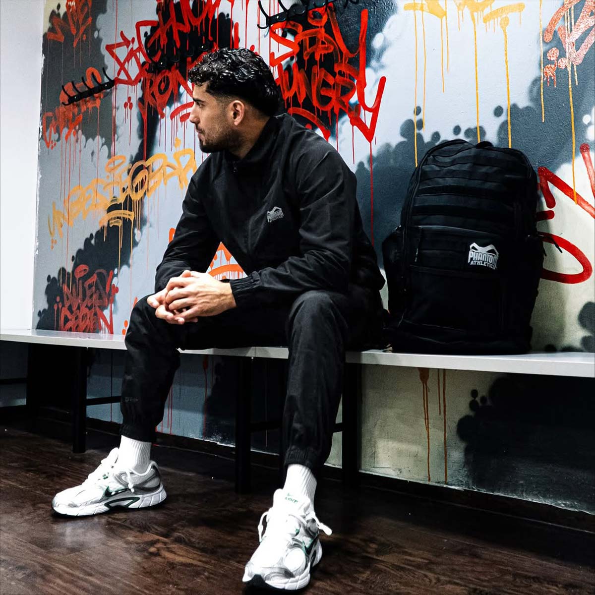 Stylische Trainingsjacke von Phantom Athletics, ideal für Warm‑ups, Technik‑Sessions oder Freizeit nach dem Sparring mit elastischem Material für Komfort und Bewegungsfreiheit. Die hochwertige Verarbeitung und durchdachte Passform machen diese Jacke zum perfekten Begleiter für intensive Kampfsport‑Einheiten.