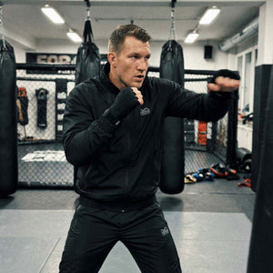 Phantom Athletics Track Pants DMC als robuste Trainingshose mit optimaler Passform für Trainingseinheiten im Muay Thai, MMA und Kraftsport. Atmungsaktives Material sorgt für ein angenehmes Tragegefühl auch bei langen Sessions.