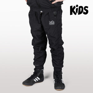 Die Kinder Trainingshose DMC Schwarz von Phantom Athletics kombiniert sportlichen Schnitt mit hoher Bewegungsfreiheit – ideal für junge Kampfsportler im Training oder Alltag. Das leichte, strapazierfähige Material sorgt für angenehmen Tragekomfort und einen coolen Phantom-Look.