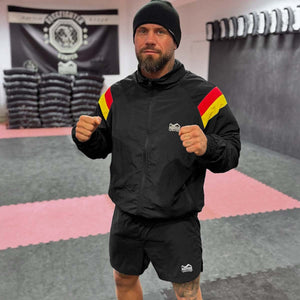 Die Track Jacket DMC Team Germany von Phantom Athletics kombiniert sportliches Design mit funktionaler Performance – ideal für dein Warm-up oder den Weg zum Training. Mit ihrem leichten, atmungsaktiven Material sorgt sie für hohen Tragekomfort und Bewegungsfreiheit.